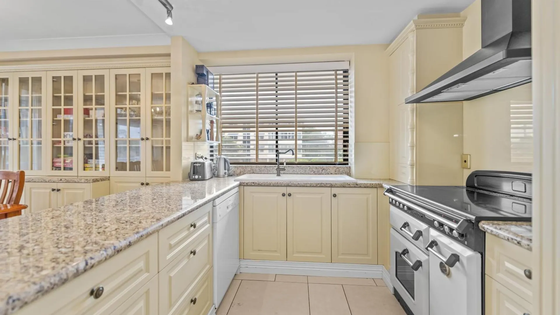 Hotel apartamentowy Burgess @ Kings Beach Apartments Caloundra